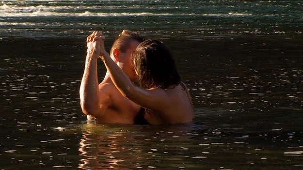 Ljubav je na selu: Sandra i Tin strastveno se ljubili u rijeci, vraća se i Nevenka